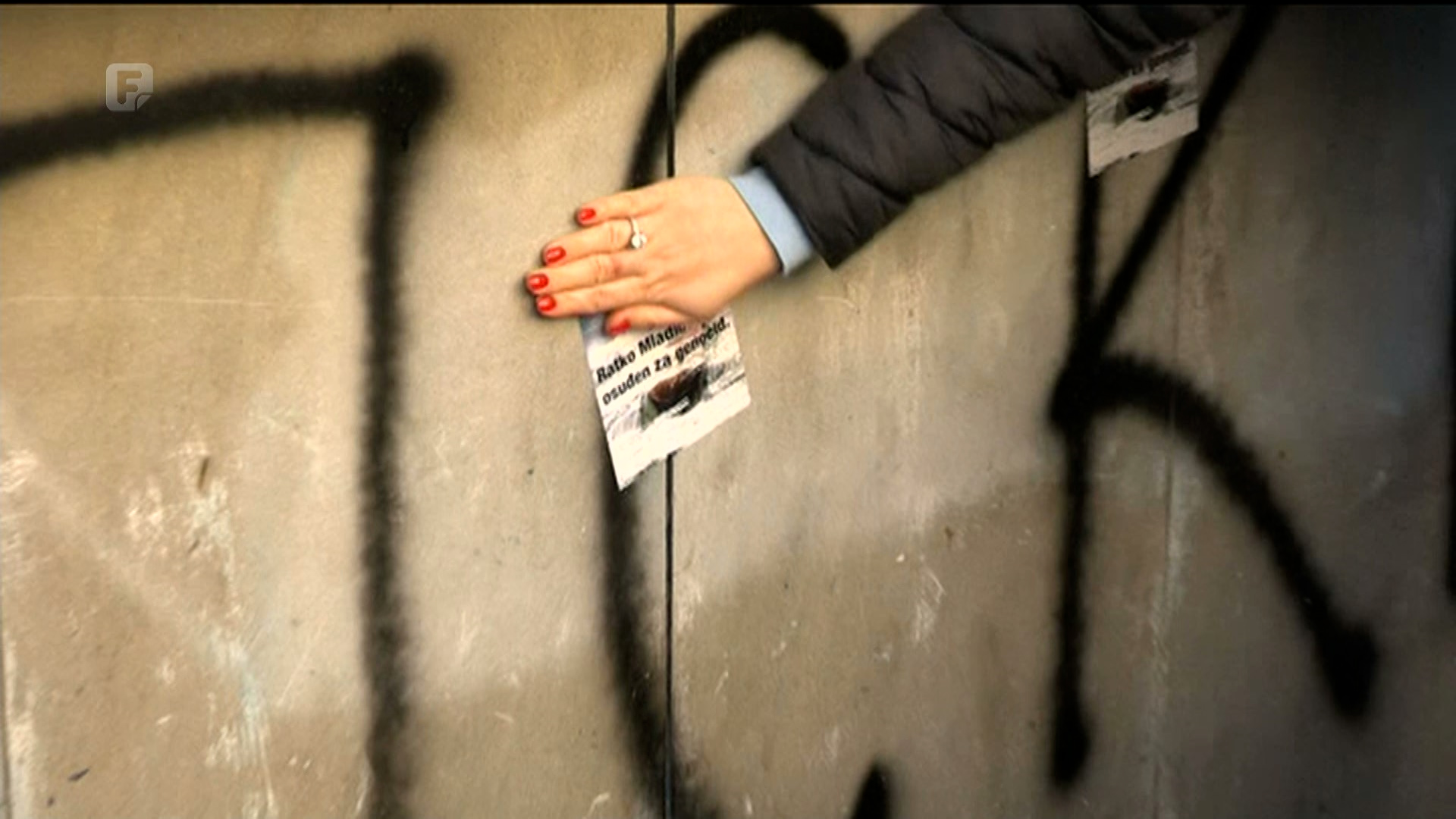 Natpis "Ratko Mladić srpski heroj" prelijepljen naljepnicama "Ratko Mladić ratni zločinac"